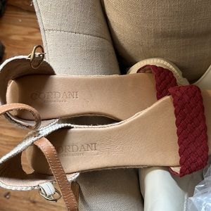 Cordani Wedge, maroon, burgundy, boho
2" Heel new without tags